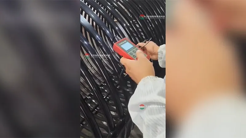 Kiểm tra lớp sơn phủ chống ăn mòn cho cuộn dây xoắn bên trong lò phản ứng